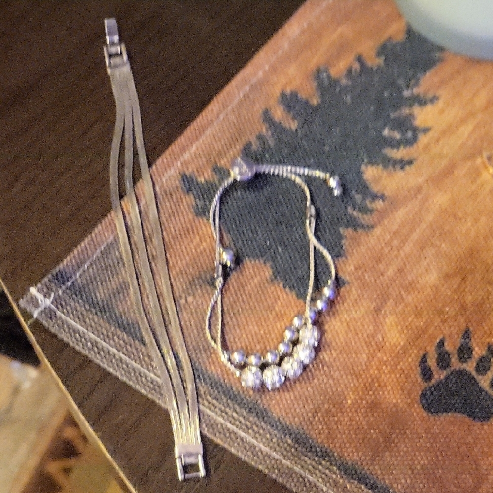 2 Bracelets